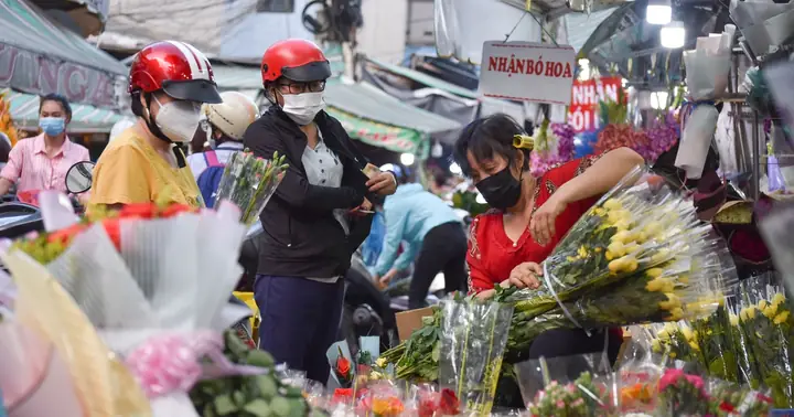 Tấp Nập Chợ Hoa Hồ Thị Kỷ Tối 19-10 - Tuổi Trẻ Online