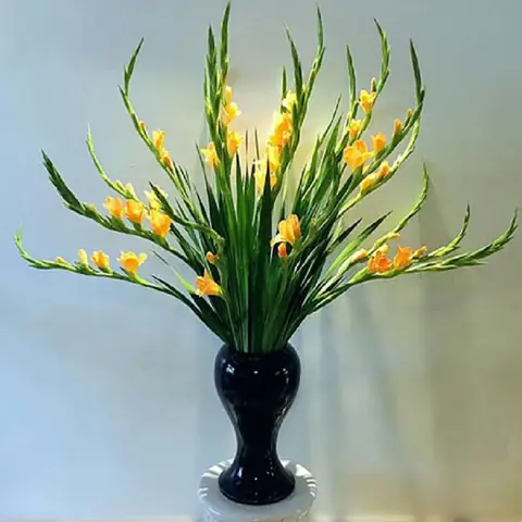 Việc Lựa Chọn Hoa Để Dâng Lên Ban Thờ Là Một Trong Những Cách Giúp Gia Chủ Bày Tỏ Sự Thành Tâm, Mong Cho Tháng Mới Suôn Sẻ, Như Ý.