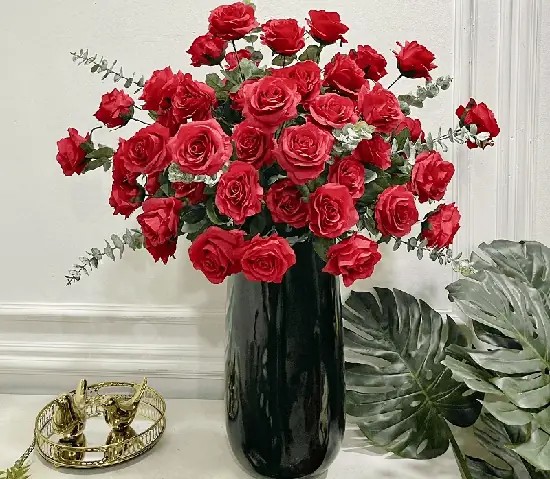 Hoa Hồng Có Cúng Được Không? Giải Đáp Chi Tiết Và Ý Nghĩa Tâm Linh