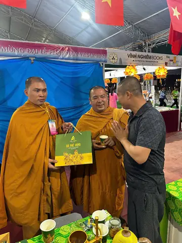 Hoạt Động Cúng Dường Cà Phê Vàng Cho Tăng Ni