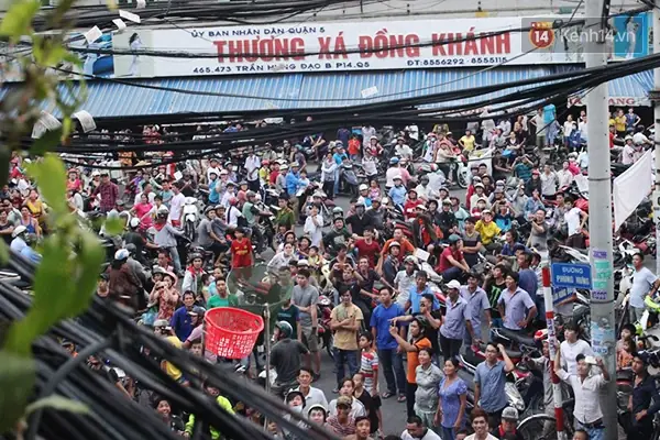 Trong 2 Ngày 15 Và 16 Âm Lịch Của Tháng 7, Rất Nhiều "đội Quân Cô Hồn" Xuất Hiện Trên Các Tuyến Đường Sài Gòn, Đặc Biệt Ở Những Khu Người Hoa Để Tranh Nhau Lấy Đồ Cúng Do Người Dân Thả Xuống.