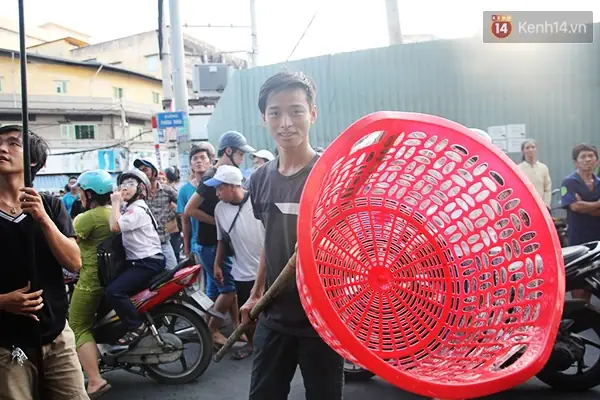 Trong 2 Ngày 15 Và 16 Âm Lịch Của Tháng 7, Rất Nhiều "đội Quân Cô Hồn" Xuất Hiện Trên Các Tuyến Đường Sài Gòn, Đặc Biệt Ở Những Khu Người Hoa Để Tranh Nhau Lấy Đồ Cúng Do Người Dân Thả Xuống.