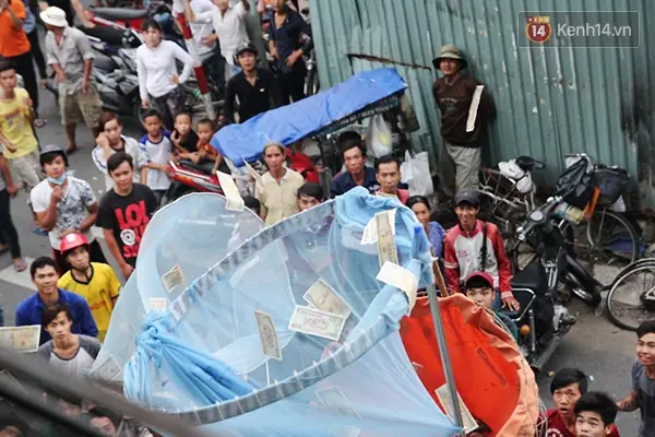 Trong 2 Ngày 15 Và 16 Âm Lịch Của Tháng 7, Rất Nhiều "đội Quân Cô Hồn" Xuất Hiện Trên Các Tuyến Đường Sài Gòn, Đặc Biệt Ở Những Khu Người Hoa Để Tranh Nhau Lấy Đồ Cúng Do Người Dân Thả Xuống.