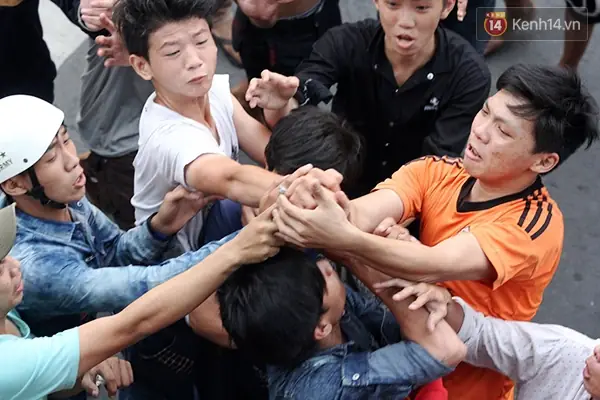 Trong 2 Ngày 15 Và 16 Âm Lịch Của Tháng 7, Rất Nhiều "đội Quân Cô Hồn" Xuất Hiện Trên Các Tuyến Đường Sài Gòn, Đặc Biệt Ở Những Khu Người Hoa Để Tranh Nhau Lấy Đồ Cúng Do Người Dân Thả Xuống.