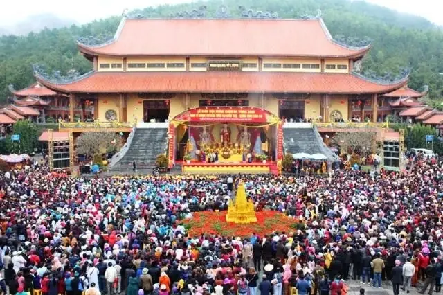 Bác Sĩ Phản Bác Chuyện “thỉnh Vong” Chữa Bệnh Tại Chùa Ba Vàng ...