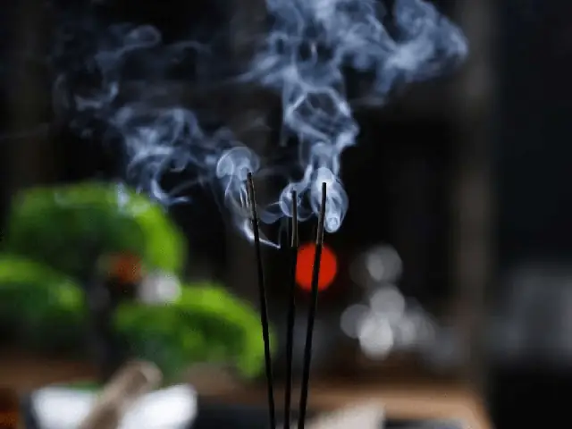 Có Nên Thắp Nhang Ở Phòng Trọ? Cách Thờ Cúng, Thắp Hương Ở Trọ