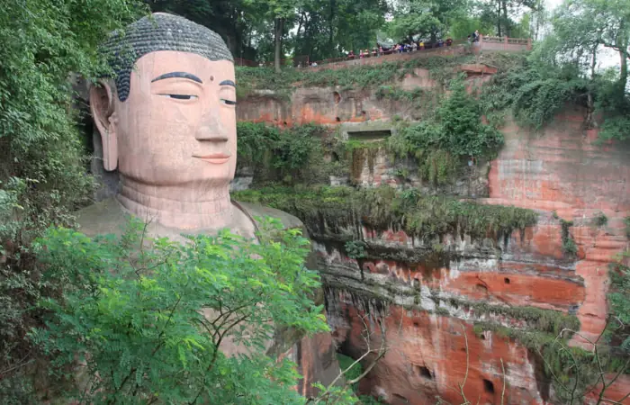 Lạc Sơn Đại Phật Với Chiều Cao 71 Mét, Bức Tượng Mô Tả Phật Di Lặc Đang Ngồi Với Hai Tay Đặt Trên Đầu Gối.