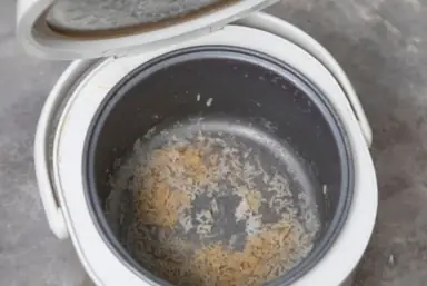 Cách Xử Lý Nồi Cơm Điện Nấu Cơm Bị Cháy Trên 2 Loại Nồi Phổ Biến