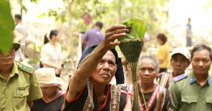 Người Jrai Cúng Thần Rừng - Giữ Rừng Thêm Xanh | Báo Ảnh Dân Tộc ...