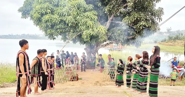 Lễ Cúng Bến Nước Của Người M'nông | Báo Nhân Dân Điện Tử