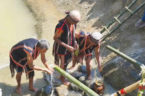 Vho - Lễ Cúng Bến Nước Của Đồng Bào Dân Tộc Gia Rai, Tỉnh Gia Lai Mang Ý Nghĩa Quan Trọng Trong Đời Sống Tâm Linh Của Cộng Đồng, Yên Tâm Hơn Về Mặt Tinh Thần Đã Có Thần Yang Che Chở, Phù Hộ Độ Trì Cho Cây Cối, Hoa Màu Phát Triển Tốt, Không Bị Sâu Bọ Phá Hoại Mùa Màng, Cho Nguồn Nước Dồi Dào Quanh Năm Để Phục Vụ Cho Sản Xuất Cũng Như Sinh Hoạt Hằng Ngày Của Dân Làng. Lễ Cúng Đồng Thời Là Dịp Thu Hút Đông Đảo Du Khách Thập Phương Đến Tham Quan Tìm Hiểu, Góp Phần Phát Triển Du Lịch Tại Địa Phương.