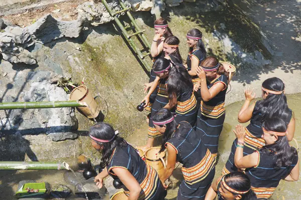 Vho - Lễ Cúng Bến Nước Của Đồng Bào Dân Tộc Gia Rai, Tỉnh Gia Lai Mang Ý Nghĩa Quan Trọng Trong Đời Sống Tâm Linh Của Cộng Đồng, Yên Tâm Hơn Về Mặt Tinh Thần Đã Có Thần Yang Che Chở, Phù Hộ Độ Trì Cho Cây Cối, Hoa Màu Phát Triển Tốt, Không Bị Sâu Bọ Phá Hoại Mùa Màng, Cho Nguồn Nước Dồi Dào Quanh Năm Để Phục Vụ Cho Sản Xuất Cũng Như Sinh Hoạt Hằng Ngày Của Dân Làng. Lễ Cúng Đồng Thời Là Dịp Thu Hút Đông Đảo Du Khách Thập Phương Đến Tham Quan Tìm Hiểu, Góp Phần Phát Triển Du Lịch Tại Địa Phương.