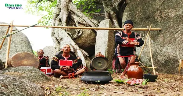 Lễ Cầu Mưa Của Yang Pơtao Apui Trên Đỉnh Núi Thần | Dân Tộc Và ...