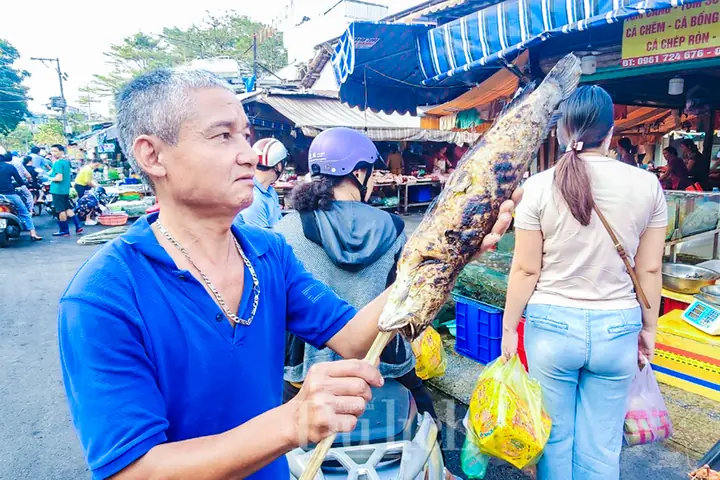 Thông Lệ Hàng Năm, Mùng 10 Tháng Giêng Là Ngày Cúng Đất, Ngày Vía Thổ Công (thần Đất). Với Người Hoa Ở Chợ Lớn, Là Ngày Vía Thần Tài, Cúng Lễ Cầu Xin Tài Lộc Trong Năm Mới.