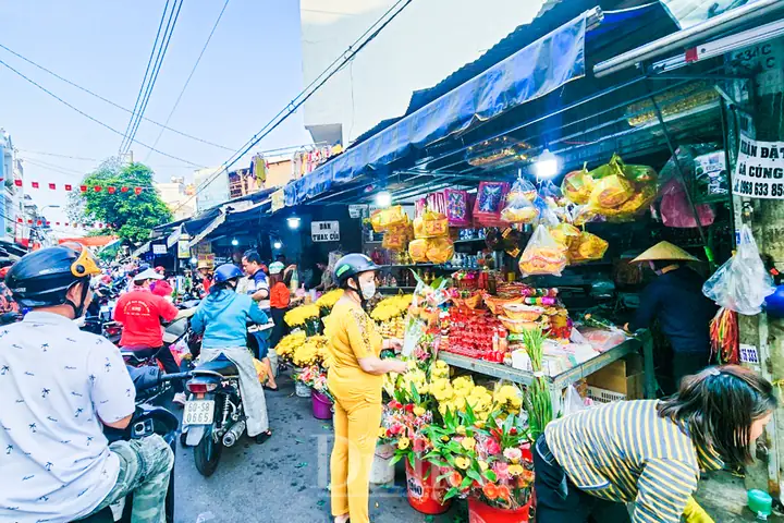 Thông Lệ Hàng Năm, Mùng 10 Tháng Giêng Là Ngày Cúng Đất, Ngày Vía Thổ Công (thần Đất). Với Người Hoa Ở Chợ Lớn, Là Ngày Vía Thần Tài, Cúng Lễ Cầu Xin Tài Lộc Trong Năm Mới.