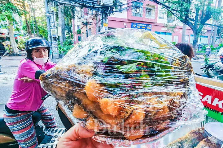 Thông Lệ Hàng Năm, Mùng 10 Tháng Giêng Là Ngày Cúng Đất, Ngày Vía Thổ Công (thần Đất). Với Người Hoa Ở Chợ Lớn, Là Ngày Vía Thần Tài, Cúng Lễ Cầu Xin Tài Lộc Trong Năm Mới.