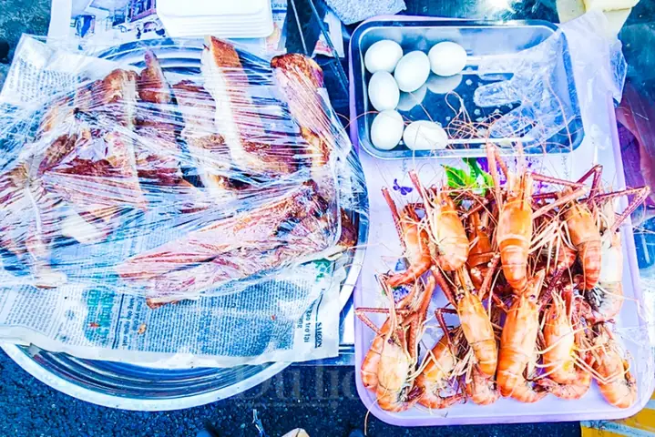 Thông Lệ Hàng Năm, Mùng 10 Tháng Giêng Là Ngày Cúng Đất, Ngày Vía Thổ Công (thần Đất). Với Người Hoa Ở Chợ Lớn, Là Ngày Vía Thần Tài, Cúng Lễ Cầu Xin Tài Lộc Trong Năm Mới.