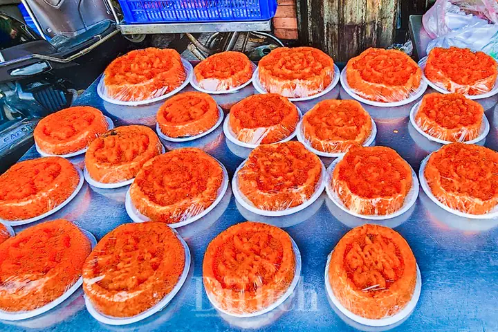 Thông Lệ Hàng Năm, Mùng 10 Tháng Giêng Là Ngày Cúng Đất, Ngày Vía Thổ Công (thần Đất). Với Người Hoa Ở Chợ Lớn, Là Ngày Vía Thần Tài, Cúng Lễ Cầu Xin Tài Lộc Trong Năm Mới.