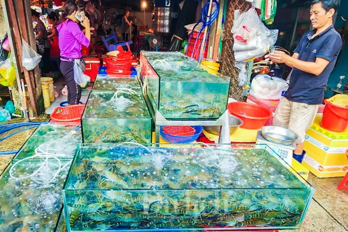 Thông Lệ Hàng Năm, Mùng 10 Tháng Giêng Là Ngày Cúng Đất, Ngày Vía Thổ Công (thần Đất). Với Người Hoa Ở Chợ Lớn, Là Ngày Vía Thần Tài, Cúng Lễ Cầu Xin Tài Lộc Trong Năm Mới.