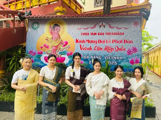 Đà Nẵng: Sinh Viên Lào Đi Chùa Tắm Phật Mừng Lễ Tết Lào ...