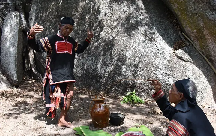 Linh Thiêng Lễ Cầu Mưa Trên Đỉnh Núi Thần Chư Tao Yang - Báo Gia Lai