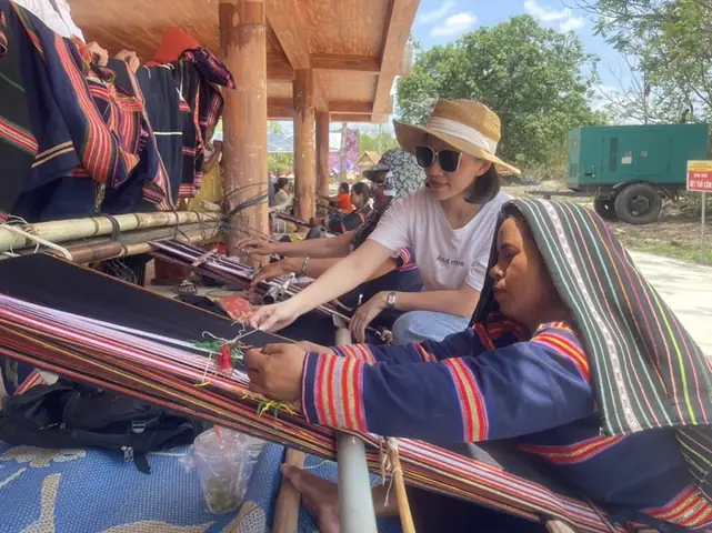 Đồng Bào Gia Lai Cúng Cầu Mưa Trên Núi Thần Chư Tao Yang