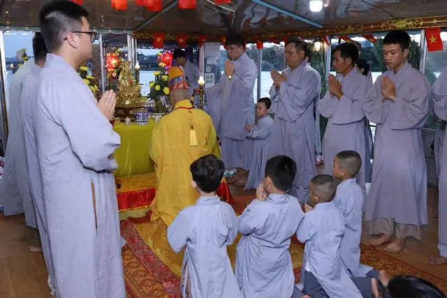 Gia Đình Hương Sen Tổ Chức Phóng Sanh Đăng Định Kỳ Trên Sông ...