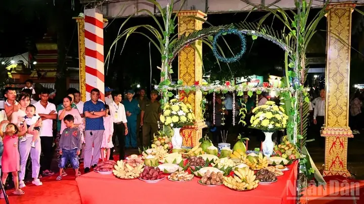 Lễ Cúng Trăng Trong Khuôn Khổ Lễ Hội Oóc Om Bóc-đua Ghe Ngo ...