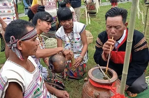 Các Khách Mời Và Du Khách Cùng Thưởng Thức Ẩm Thực, Chia Vui Với Dân Làng. (ảnh: Internet)