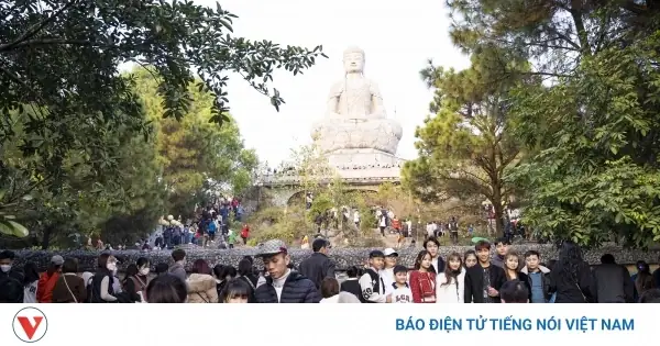 Hàng Nghìn Người Ở Bắc Ninh Chen Chân Trẩy Hội Chùa Phật Tích ...