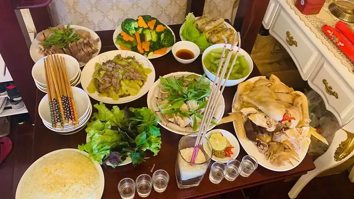 Cúng Rằm Tháng 7: Nên Dâng Lễ Chay Hay Mặn? Cẩm Nang Chi Tiết Cho Từng Mâm Bái