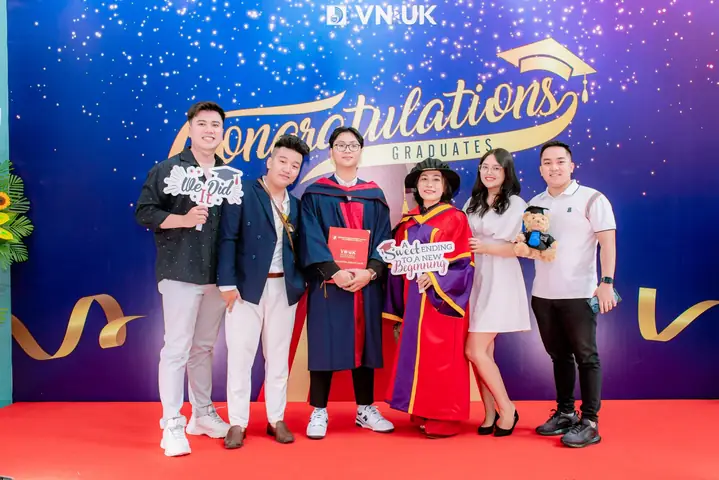 Lễ Tốt Nghiệp Trang Trọng Và Ấm Cúng Của Các Tân Cử Nhân Vnuk ...