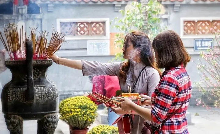 Văn Khấn Cầu Duyên Ngắn Gọn & Cách Chuẩn Bị Lễ Vật