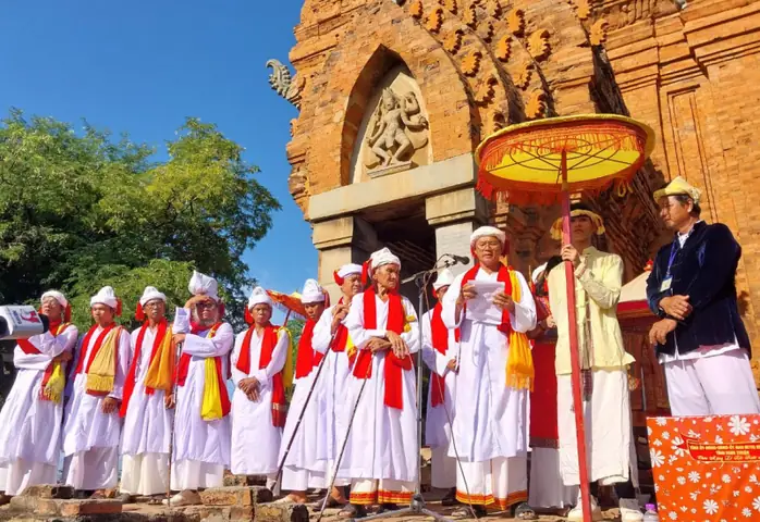 Ninh Thuận: Hàng Ngàn Người Chăm Mang Lễ Vật Dâng Cúng Tại ...