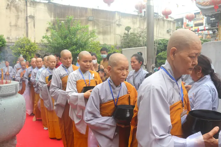 Tp.hcm: Lễ Sớt Bát Cúng Dường Tại Trường Hạ Chùa Pháp Quang ...