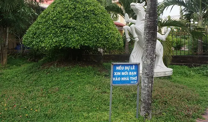 "dự Lễ" Bên Ngoài Nhà Thờ - Báo Công Giáo Và Dân Tộc