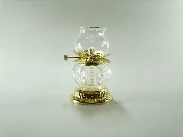 Lọ Pha Lê Cúng Phật: Các Loại Phổ Biến, Ý Nghĩa & Cách Chọn Mua