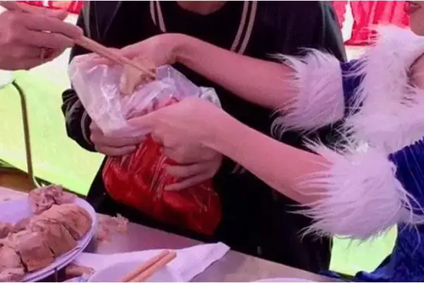 Đi Ăn Cỗ Cưới Hay Bỏ Tiền Lấy Phần Vài Miếng Giò, Miếng Thịt Mang Về?