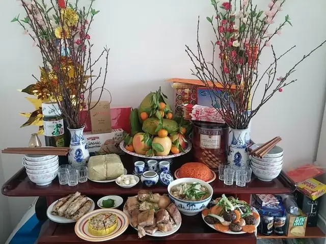 Tại Việt Nam, Có Thể Có Nhiều Phong Tục Khác Nhau Trong Việc Chuẩn Bị Mâm Lễ Cúng Đón Gia Tiên Ngày 30 Tết.