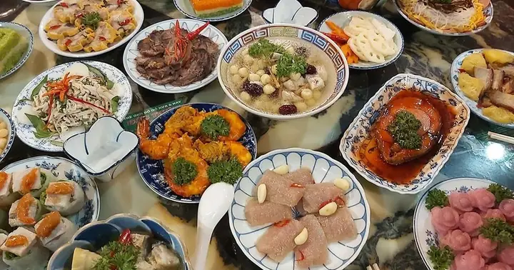 Cẩm Nang Chuẩn Bị Mâm Cúng Ngày Mùng 1 Tết: Gợi Ý Đầy Đủ Cho 3 Miền Bắc, Trung, Nam