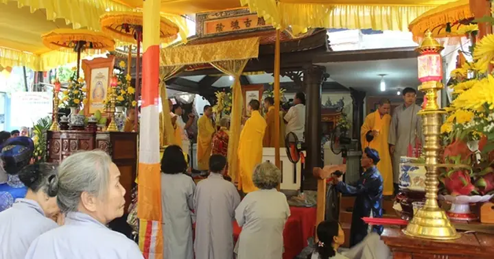 Lễ Cúng Cho Các Âm Hồn Tại Huế Vào Ngày Thất Thủ Kinh Đô | Báo ...