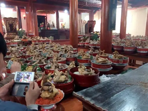 Mâm Xôi Gà Cúng: Giải Mã Ý Nghĩa Phong Tục Và Những Tranh Cãi Văn Hóa Trong Đời Sống Người Việt