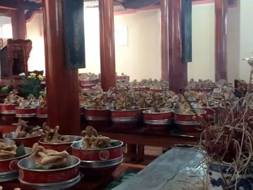 Mâm Xôi Gà Cúng: Giải Mã Ý Nghĩa Phong Tục Và Những Tranh Cãi Văn Hóa Trong Đời Sống Người Việt