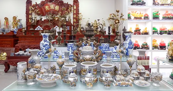 Nên Thờ Cúng Bát Hương Bằng Sứ Hay Bằng Đồng Tốt Hơn?