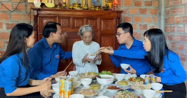 Nấu Bữa Cơm Ấm Cúng, Quây Quần Bên Các Mẹ Việt Nam Anh Hùng