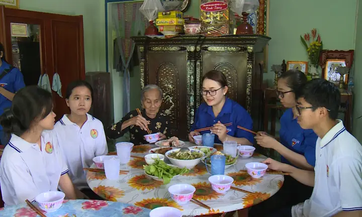 Tháng 7, Ấm Áp Bữa Cơm Cùng Mẹ Việt Nam Anh Hùng - Báo Và Phát ...