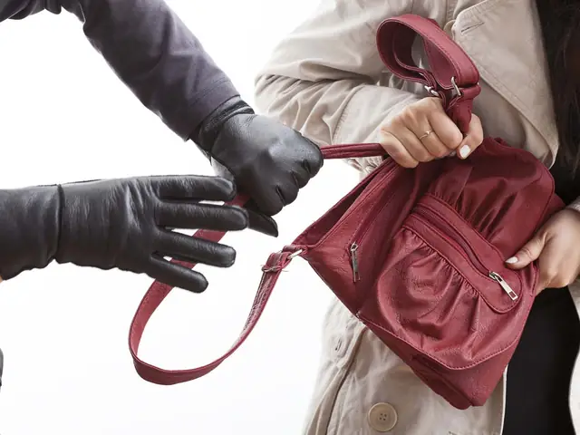 Giải Mã Giấc Mơ Bị Cướp: Điềm Báo Gì Và Những Con Số May Mắn Liên Quan