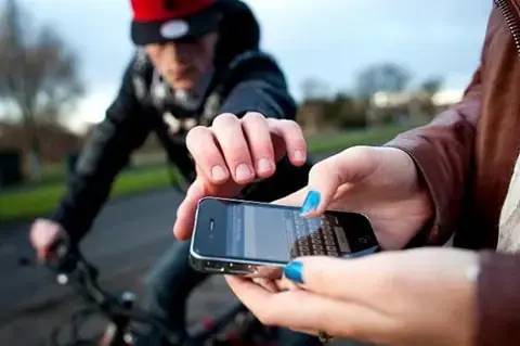 Mơ Bị Giật Điện Thoại Đánh Con Gì? Giải Mã Chi Tiết Từ Tâm Linh Đến Thực Tế