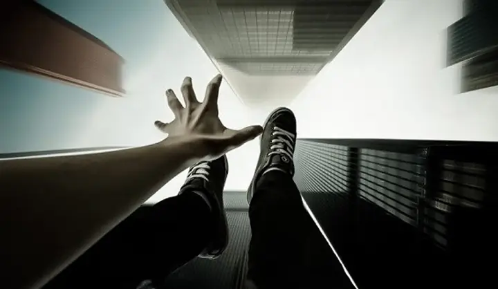 Giải Mã Giấc Mơ Bước Hụt Chân: Điềm Báo Gì Và Những Con Số May Mắn