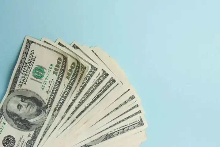 Giải Mã Giấc Mơ Có Người Cho Tiền: Điềm Báo Gì Và Ý Nghĩa Sâu Xa Đằng Sau